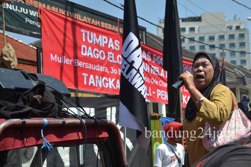 Aksi unjuk rasa warga Dago Elos di depan Pengadilan Negeri (PN) Bandung, Jl LRE Martadinata, Kota Bandung, Senin (22/7/2024). Foto: Edi Yusuf