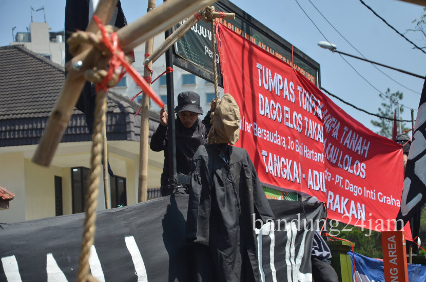 Aksi unjuk rasa warga Dago Elos di depan Pengadilan Negeri (PN) Bandung, Jl LRE Martadinata, Kota Bandung, Senin (22/7/2024). Foto: Edi Yusuf