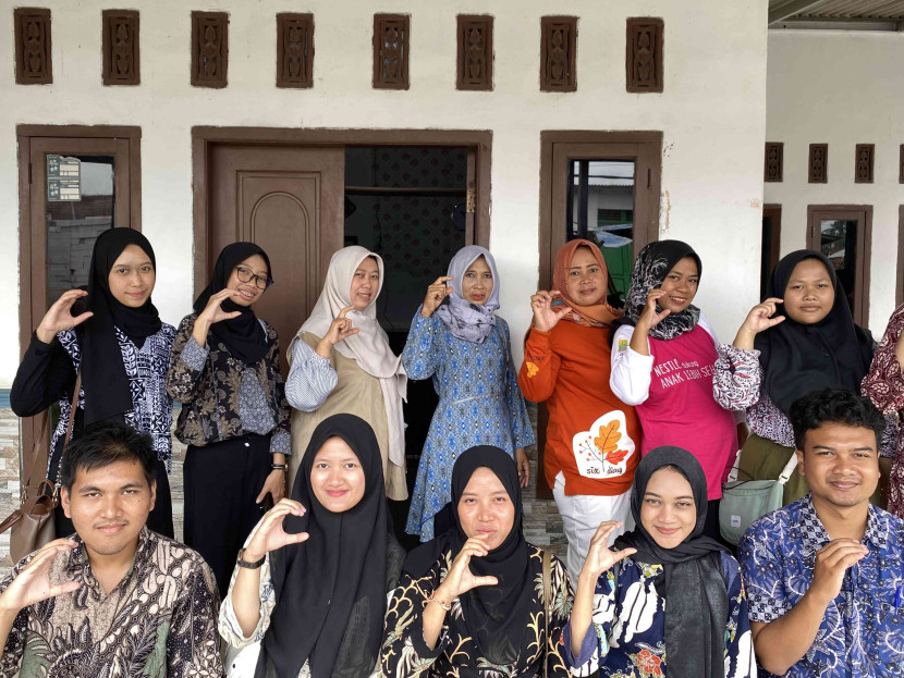 Dokumentasi Pemberian ppt oleh bidan dibantu Kelompok KKN Unsika Desa Ciptamarga 