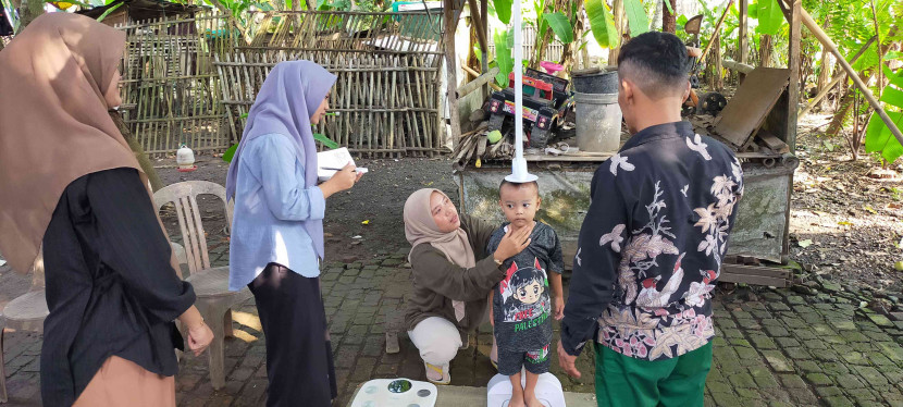 Dokumentasi Pendataan TInggi dan berat badan oleh kelompok kkn Unsika di desa Ciptamarga