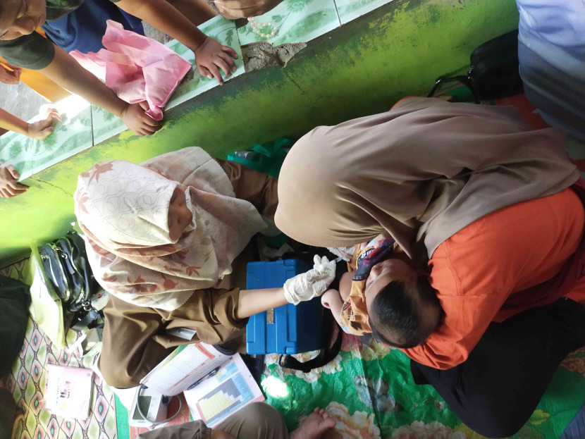 Dokumentasi Pemberian pmt oleh bidan dibantu Kelompok KKN Unsika Desa Ciptamarga 