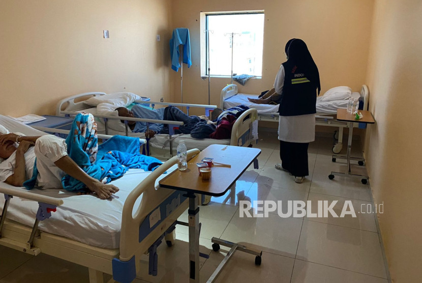 Petugas kesehatan melayani jamaah haji yang mengalami dimensia di Ruangan Rawat Inap Psikiatri, KKHI, Makkah. Gambar: Republika