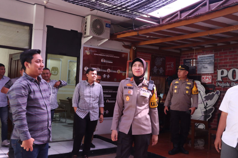 Kapolres Sukabumi Kota AKBP Rita Suwadi menyambangi kantor KPU Kota Sukabumi.