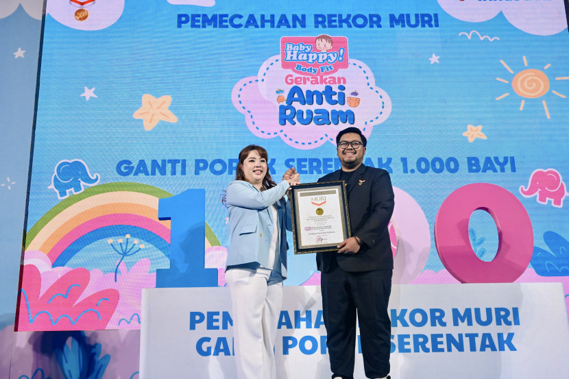 Popok bayi Baby Happy Diapers mencetak rekor MURI karena berhasil melibatkan 1.000 orang tua dan bayi dalam penggantian popok serentak. (Foto: Dok Ruzka Indonesia)