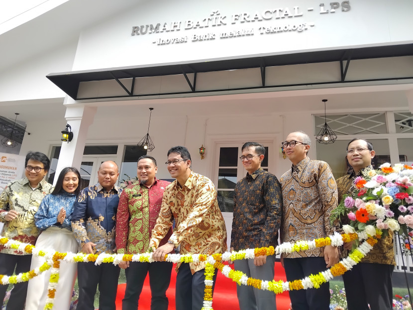 Peresmian Batik Fractal-LPS oleh Ketua Dewan Komisioner Lembaga LPS Purbaya Yudhi Sadewa di Jalan Suryakencana, Kecamatan Cikole, Kota Sukabumi, Kamis (25/7/2024).