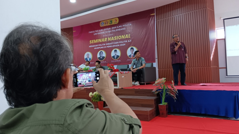 Suwandi Sumartias Guru Besar Komunikasi Politik Fikom Unpad bicara demokrasi dan politik dinasti. (FOTO: Muhammad Rifky)