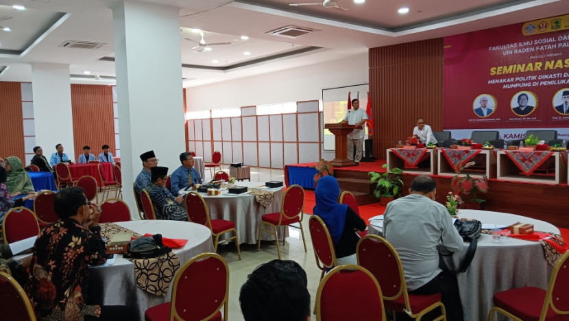 Pakar HTN Feri Amsari menjadi pembicara pada seminar nasional tentang politik dinasti di Fisip UIN Raden Fatah. (FOTO: Muhammad Rifky)