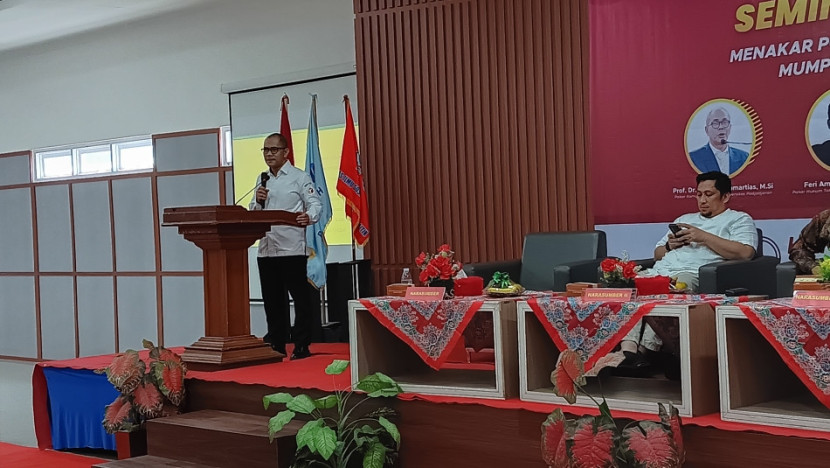 Ahmad Naafi anggota Bawaslu Sumsel menjadi pembicara pada seminar nasional tentang politik dinasti di Fisip UIN Raden Fatah. (FOTO: Muhammad Rifky)