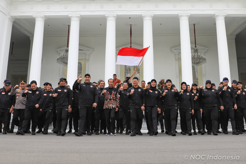 Presiden Joko Widodo melepas keberangkatkan Tim Indonesia menuju Olympic Games XXXIII Paris Tahun 2024 di Jakarta, Rabu (10/7/2024) (Foto: Dok Ruzka Indonesia)