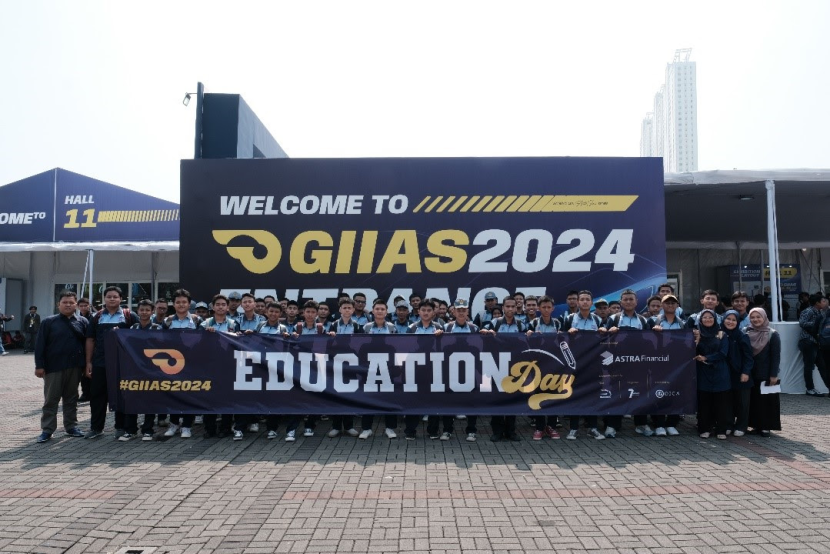 Pelajar dari berbagai sekolah kejuruan dan universitas berkunjung ke GIIAS 2024 dalam program GIIAS Education Day 2024. Dok. Seven Event