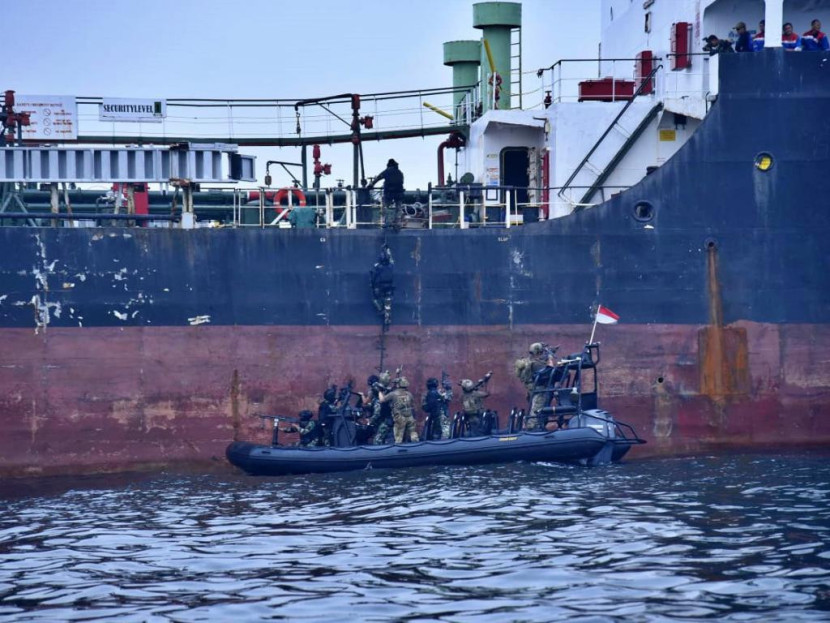 Personel Denjaka bersama US SOCPAC latihan bersama di Perairan Pulau Damar, Kabupaten Kepulauan Seribu, Provinsi Jakarta, Kamis (25/7/2024). 