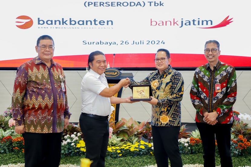 Pj Gubernur Jatim Adhy Karyono (kedua kanan) menyambut kunjungan Pj Gubernur Banten, Al Muktabar (kedua kiri) membahas kerja sama antara Bank Jatim dan Bank Banten