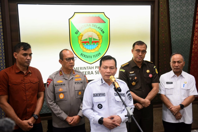 Pj Gubernur Sumsel Elen Setiadi dan Kapolda Sumsel Irjen Pol A Rachmad Wibowo memberikan keterangan pers tentang pembentukan Satgas Penanganan Illegal Drilling. (FOTO: Humas Pemprov Sumsel).