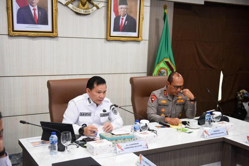 Pj Gubernur Sumsel dan Kapolda Sumsel memimpin rapat koordinasi pembentukan Satgas Penanganan Illegal Drilling. (FOTO: Humas Pemprov Sumsel)