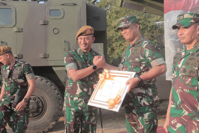 Wakil KSAD Letjen Tandyo Budi Revita bersama Danpussenarmed Mayjen Putranto Gatot Sri Handoyo.