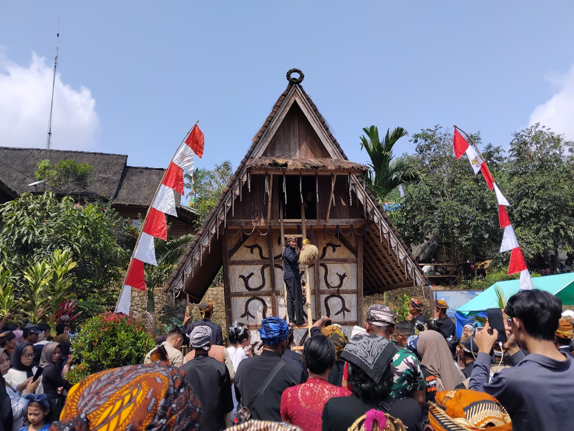 Prosesi upacara adat serentaun di Kasepuhan Adat Ciptamulya, Kabupaten Sukabumi, Ahad (28/7/2024).