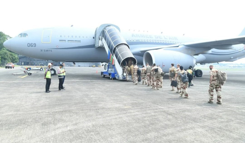 Personel French Air and Space Force menaiki pesawat A330 MRTT di Lanud Halim Perdanakusuma.