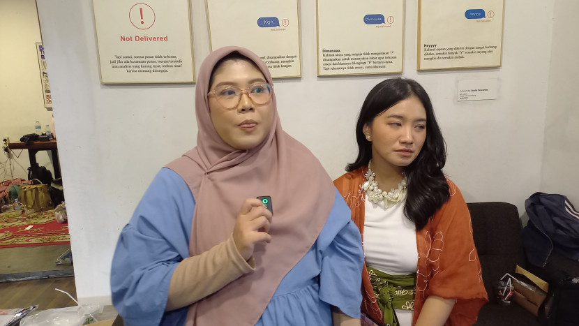 Influencer gender Kalis Mardiasih (kiri) tengah memberikan keterangan pers soal kasus kekerasan seksual online. Dok Istimewa