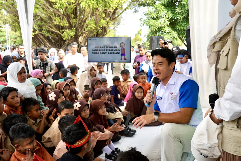 Dion Wiyoko, selaku Campaign Ambassador Wings for Unicef bersama SoKlin mengedukasi kebersihan siswa-siswi di Kabupaten Pidie, Aceh. (Foto: Dok Ruzka Indonesia)