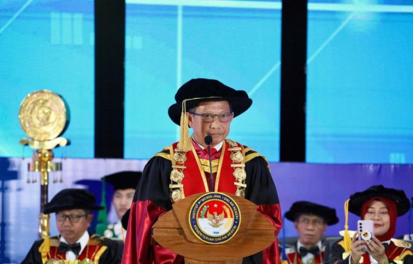 Mendagri Tito Karnavian pada Sidang Terbuka Senat IPDN dalam Rangka Wisuda Program Doktor Ilmu Pemerintahan, Program Magister Terapan Studi Pemerintahan, dan Program Sarjana Terapan Ilmu Pemerintahan Tahun Akademik 2023/2024 di Balairung Rudini Kampus IPDN Jatinangor, Kabupaten Sumedang, Jawa Barat, Senin (29/7/2024). (Foto: Dok Ruzka Indonesia)