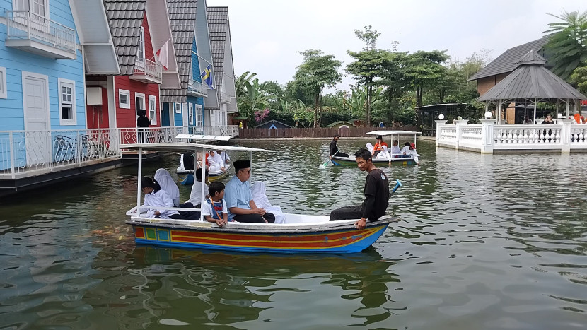 Anak yatim diajak wisata bareng di kawasan wisata Oasis Sukabumi, Senin (29/7/2024).