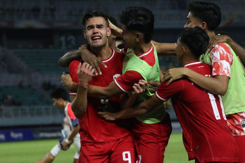 Penyerang Timnas Indonesia U-19 Jens Raven menangis usai mencetak gol ke gawang Filipina