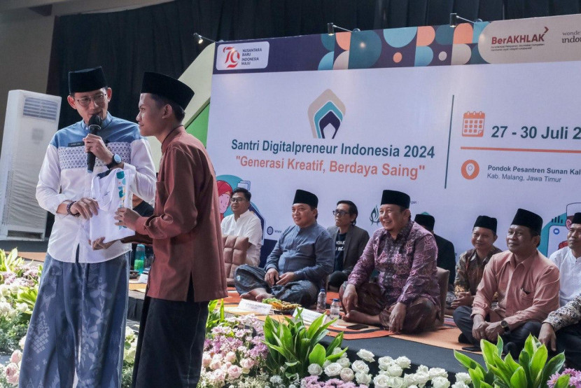 Sandiaga Salahuddin Uno, memberikan inspirasi kepada para santri agar menjadi pribadi yang berkeahlian tinggi dan berdaya saing di era digital.