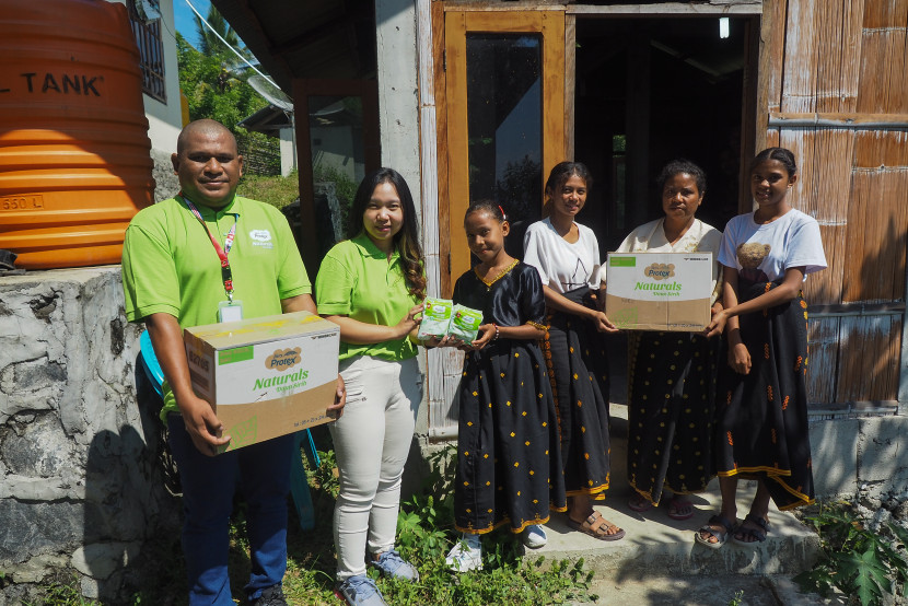 Distribusi Bantuan Hers Protex ke Warga Desa Wokodekororo, NTT. (Foto: Dok Ruzka Indonesia)