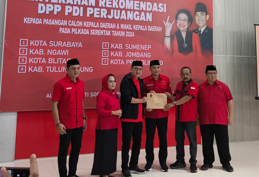 Ketua Harian DPD PDIP Jatim, Budi Sulistyono memberikan rekomendasi kepada Eri-Armuji