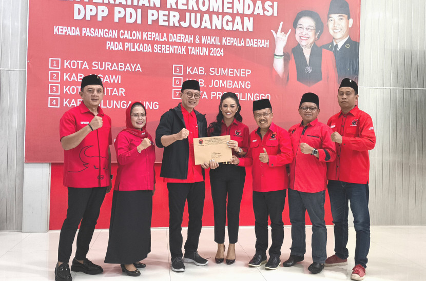 Ketua Harian DPD PDIP Jawa Timur, Budi Sulistyono memberikan surat tugas kepada Krisdayanti untuk maju di Pilkada Batu 2024