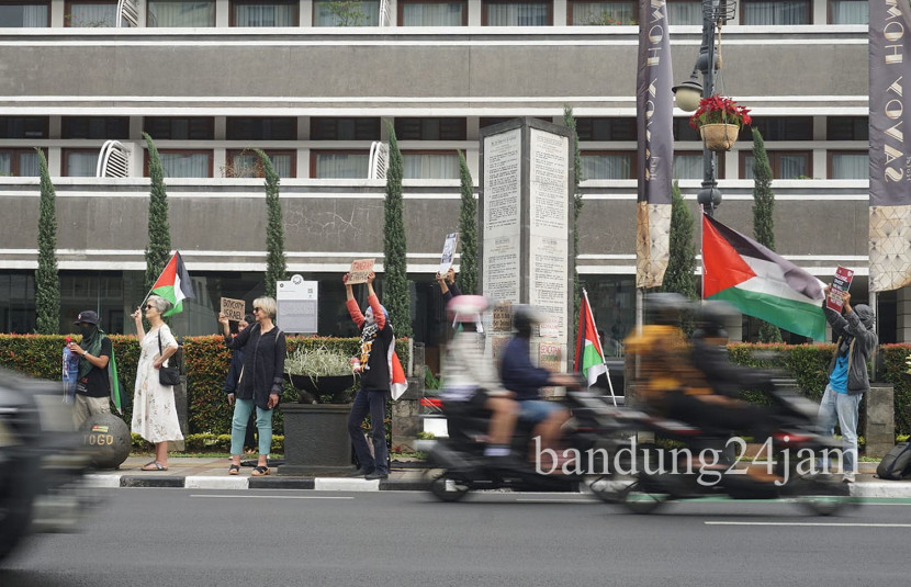 Aksi seni solidaritas Palestina di Jalan Asia Afrika, Kota Bandung, Kamis (25/7/2024). Foto: Istimewa