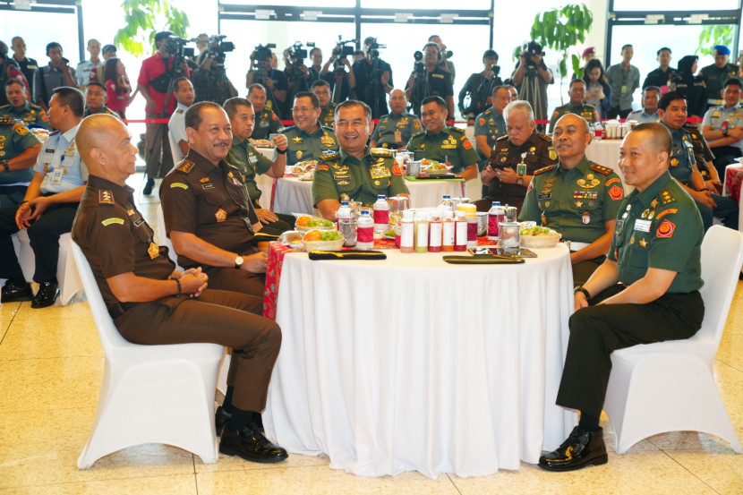 Kasum TNI Letjen Bambang Ismawan bersama Jambin Kejagung Bambang Sugeng Rukmono. 