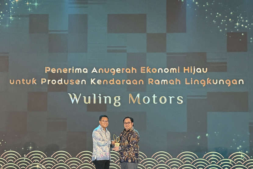 Penyerahan piala anugerah ekonomi hijau untuk produsen kendaraan ramah lingkungan oleh Wapemred detikcom Ardhi Suryadhi Dok. Wuling