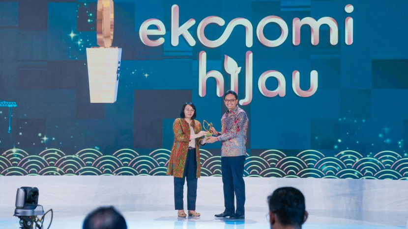 Corporate Secretary PT PP (Persero) Tbk Joko Raharjo menerima penghargaan Anugerah Ekonomi Hijau sebagai bentuk Komitmen Perseroan terhadap ESG. (Foto: Dok Ruzka Indonesia)