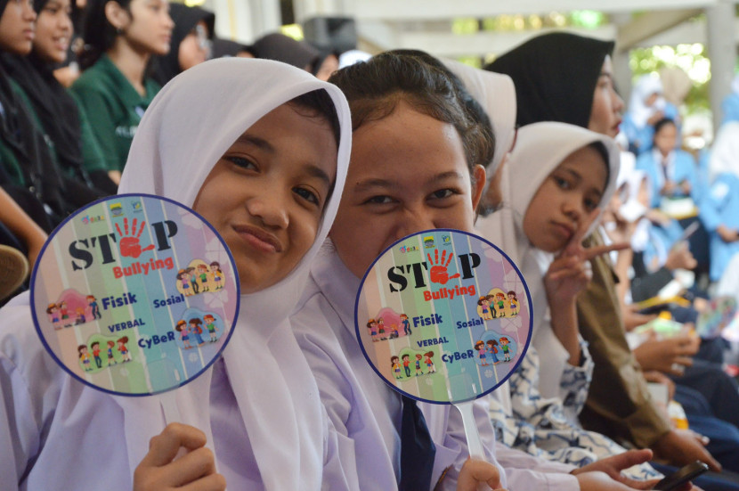 Perwakilan pelajar dari sejumlah sekolah di Kota Bandung hadir saat deklarasi ‘Bandung Menuju Zero Bullying’ dan program Jamuga di Padepokan Mayang Sunda, Selasa (30/7/2024). Foto: Edi Yusuf