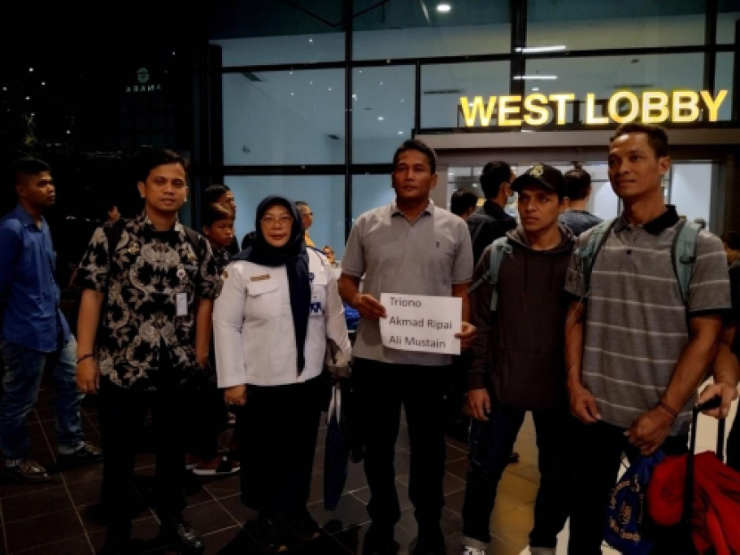 Tiga ABK Indonesia didampingi perwakilan Ditjen Hubla di Bandara Soekarno Hatta pada Selasa, 30 Juli 2024. Sumber: Situs resmi Ditjen Hubla