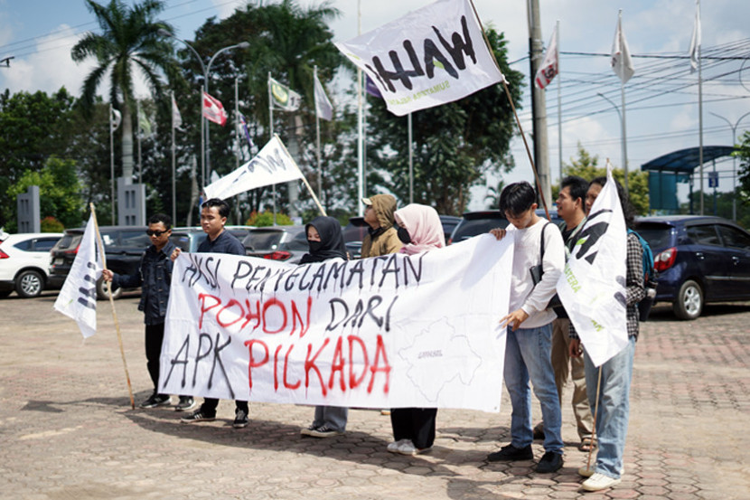 Walhi Sumsel datangi Bawaslu Sumsel aksi penyelematan pohon dari poster kampanye Pilkada di Sumatera Selatan. (FOTO: Dok. Walhi Sumsel)