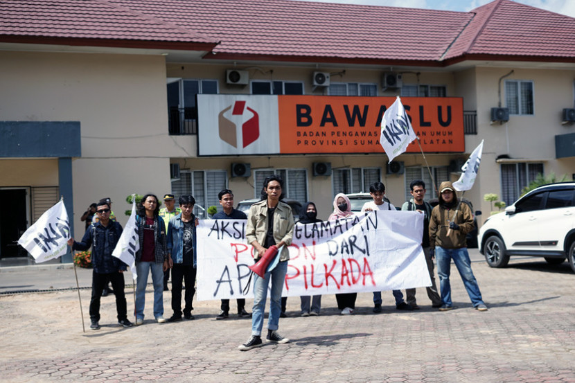 Walhi Sumsel datangi Bawaslu Sumsel aksi penyelematan pohon dari poster kampanye Pilkada di Sumatera Selatan. (FOTO: Dok. Walhi Sumsel)