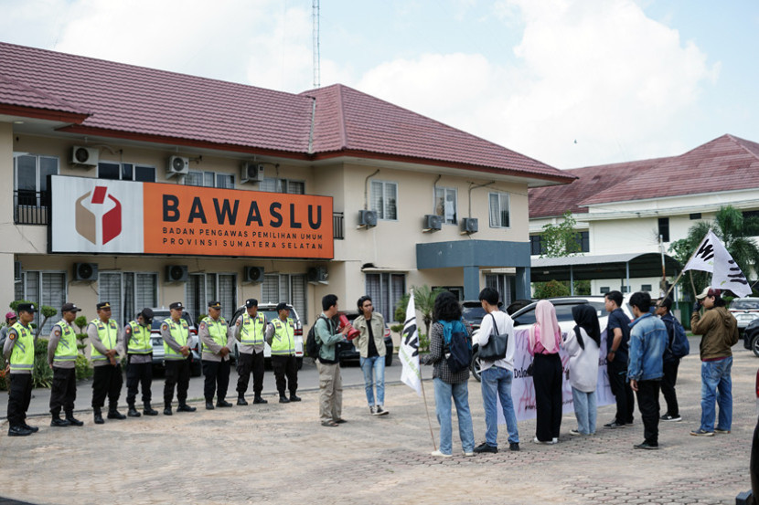 Walhi Sumsel datangi Bawaslu Sumsel aksi penyelematan pohon dari poster kampanye Pilkada di Sumatera Selatan. (FOTO: Dok. Walhi Sumsel)