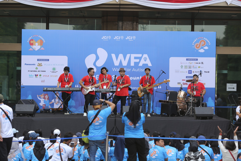 Penampilan musik dalam rangkaian Walk for Autism WFA) Jakarta 2024 di Plaza Senayan, Jakarta Selatan, Minggu (28/7/2024). (Foto: Dok Ruzka Indonesia)