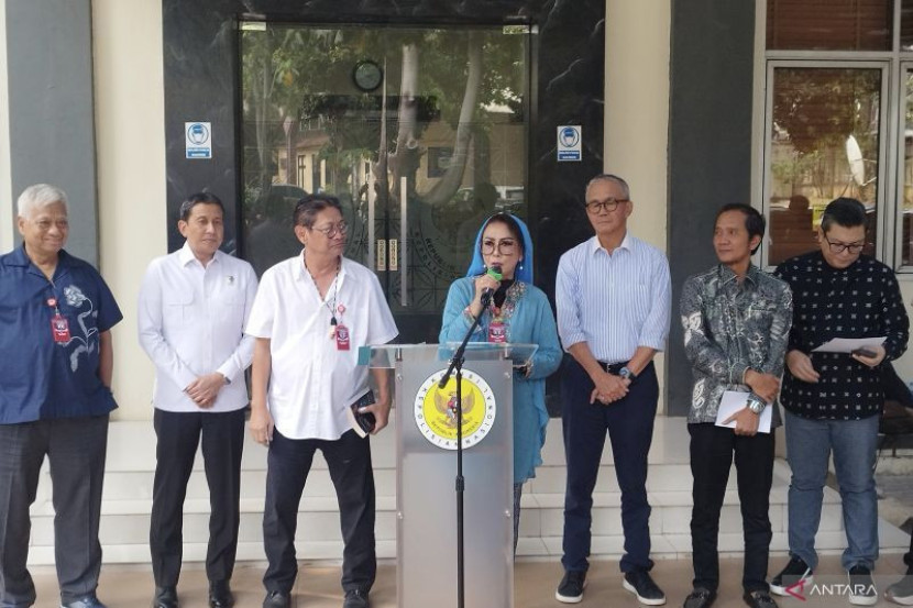 Para anggota Pansel Kompolnas mengumumkan tahap seleksi anggota Kompolnas di Kantor Kompolnas, Jakarta, Kamis (1/8/2024). (Foto: Republika)