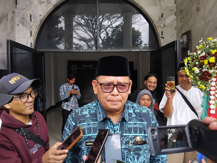 Pj Wali Kota Sukabumi Kusmana Hartadji saat memberikan keterangan kepada wartawan di Gedung Pusat Kajian Islam Sukabumi, Kamis (1/8/2024).