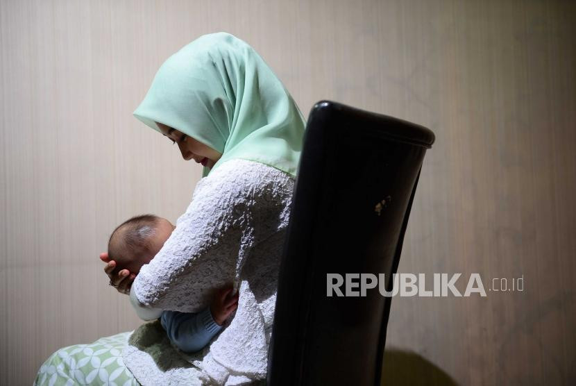 Ibu menyusui. Para suami diminta untuk aktif mendukung istrinya memberikan ASI esklusif kepada bayi mereka. Sumber: Republika