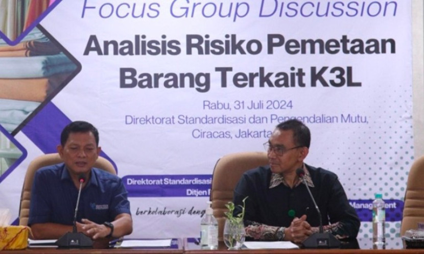 Direktur Standarisasi dan Pengendalian Mutu Kemendag RI, Matheus Hendro Purnomo dan Kepala Unit Kerja Khusus (UKK) CSWM UI, Prof. Mochamad Chalid. (Foto: Dok Biro Humas & KIP UI)