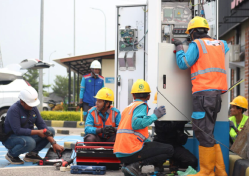 Tampak petugas sedang memasang unit SPKLU di salah satu rest area.    dok PLN