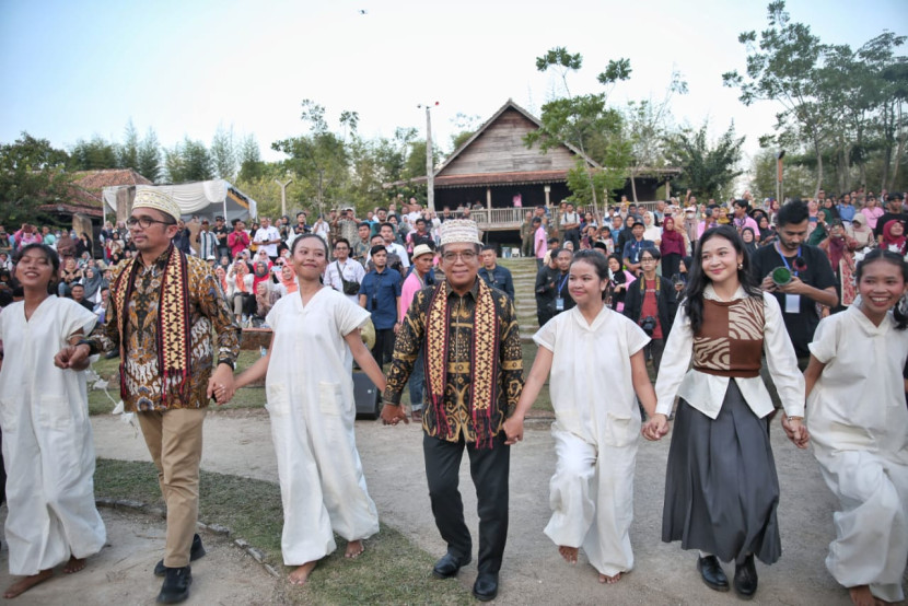 Pj Gubernur Lampung Samsudin (tengah) meresmikan pembukaan Tubaba Art Festival 2024/ (FOTO: Ytr-Lampung)