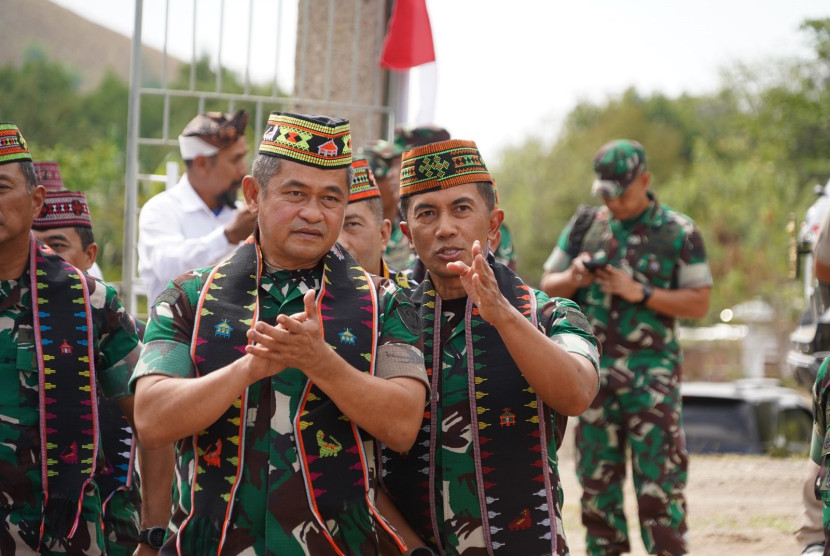 KSAD Jenderal Maruli Simanjuntak dan Pangdam Udayana Mayjen Bambang Trisnohadi.