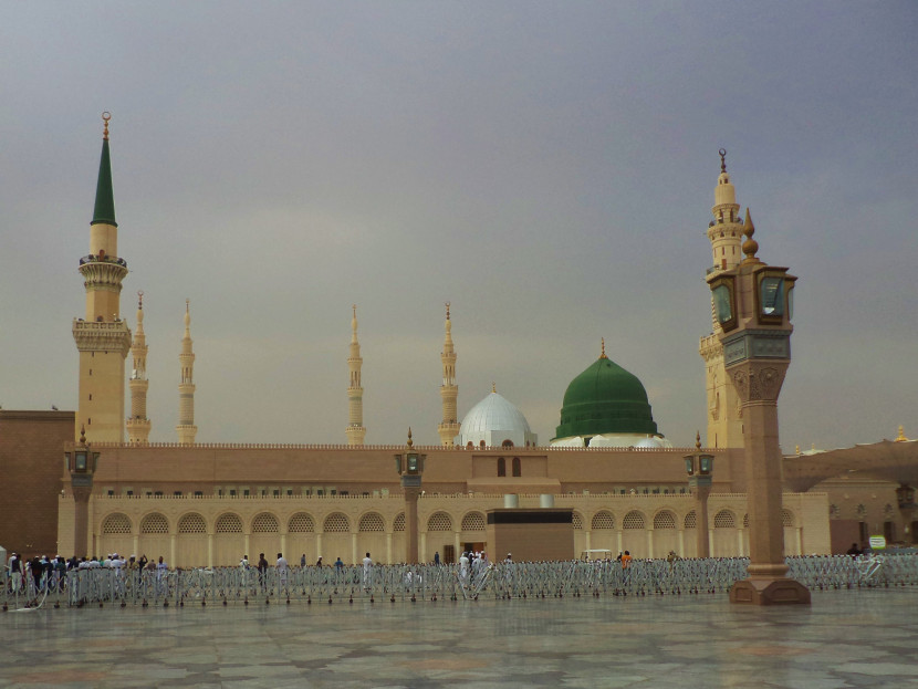 Di bawah kubah hijau ini sekitar Masjid Nabawi, Kota Madinah, Nabi Muhammad SAW, Abubakar RA, dan Umar bin Khotob RA dimakamkan berdampingan. (Foto: SumatraLink.id/Mursalin Yasland)