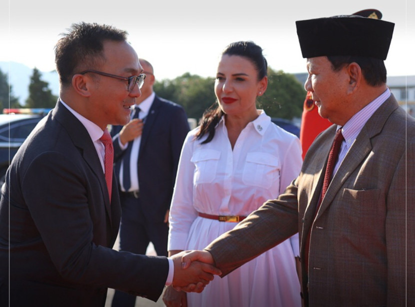 Dubes RI untuk Bulgaria, Albania, dan Makedonia Utara, Iwan Bogananta menyalami Prabowo di Bandara Tirana, Albania, Senin (29/7/2024). Sumber: Seputarmiliter.id