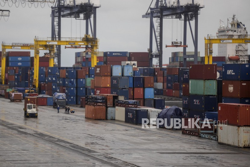 Pekerja beraktivitas di dekat  petik kemas di Pleabuhan Tanjung Priok, Jakarta. PM 25/2022 berurusan dengan Peti Kemas. Sumber: Republika/ Putra M. Akbar